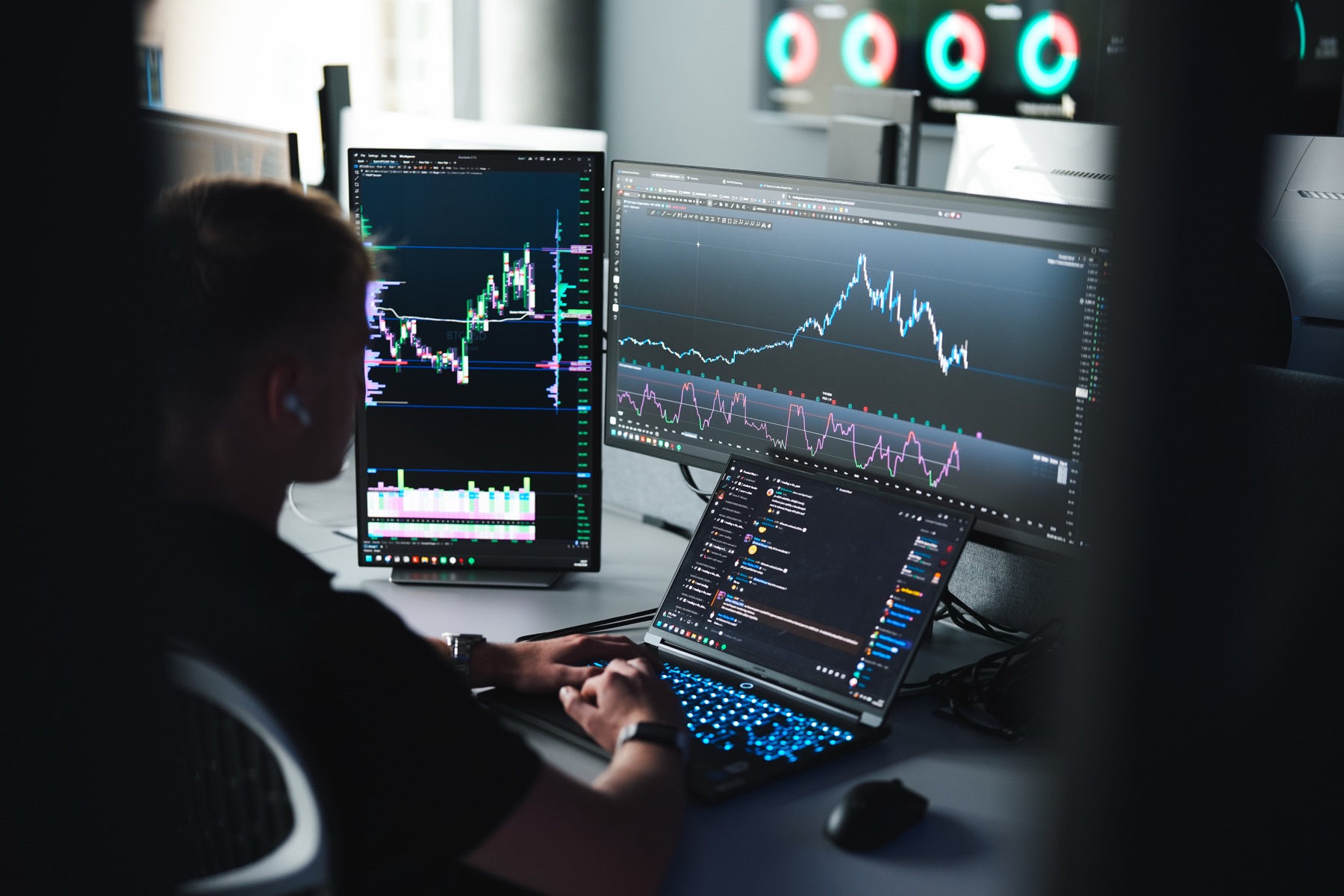 Kanceláře Elevate, pracovní místo s monitory