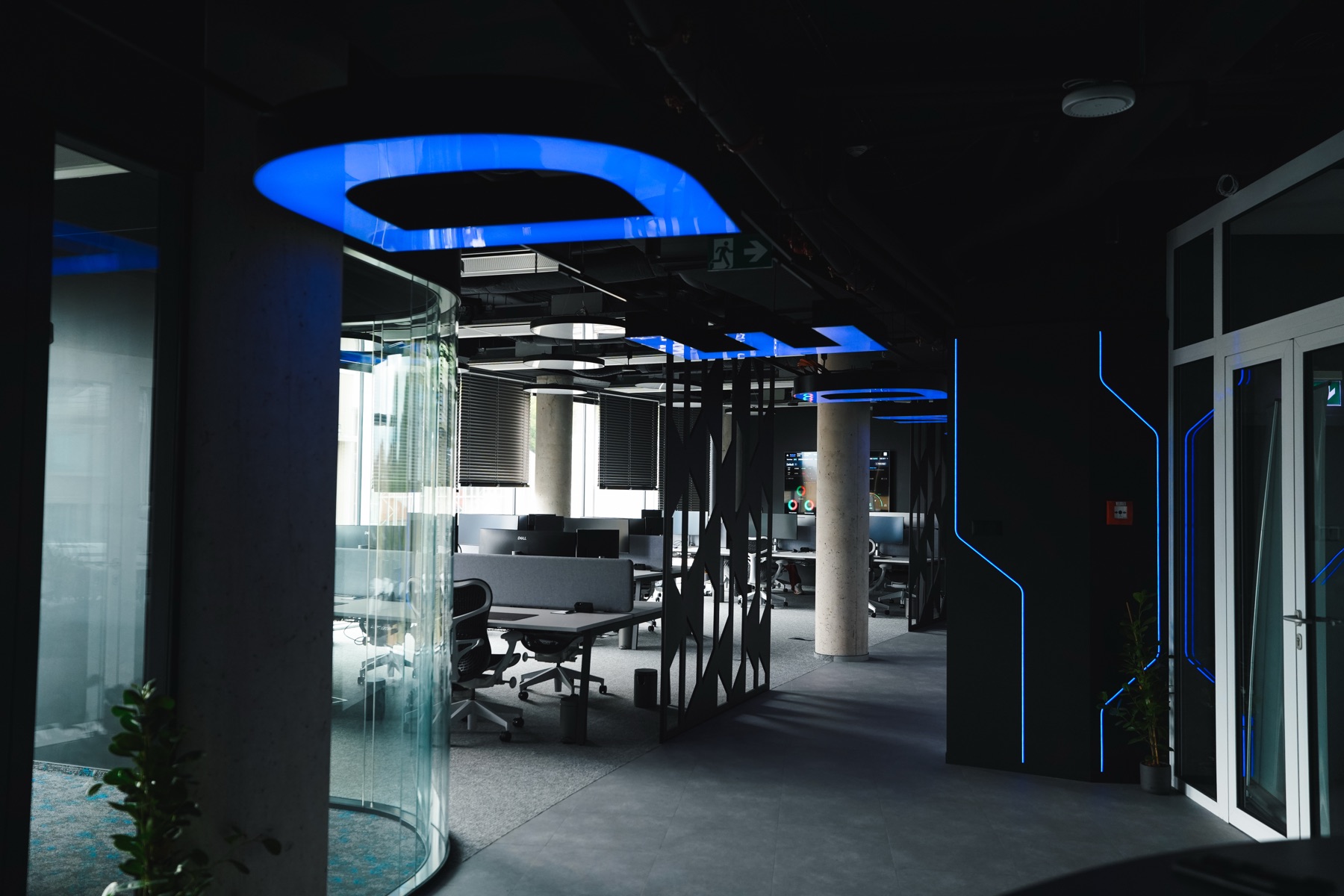 Kanceláře Elevate, open space s modrým osvětlením